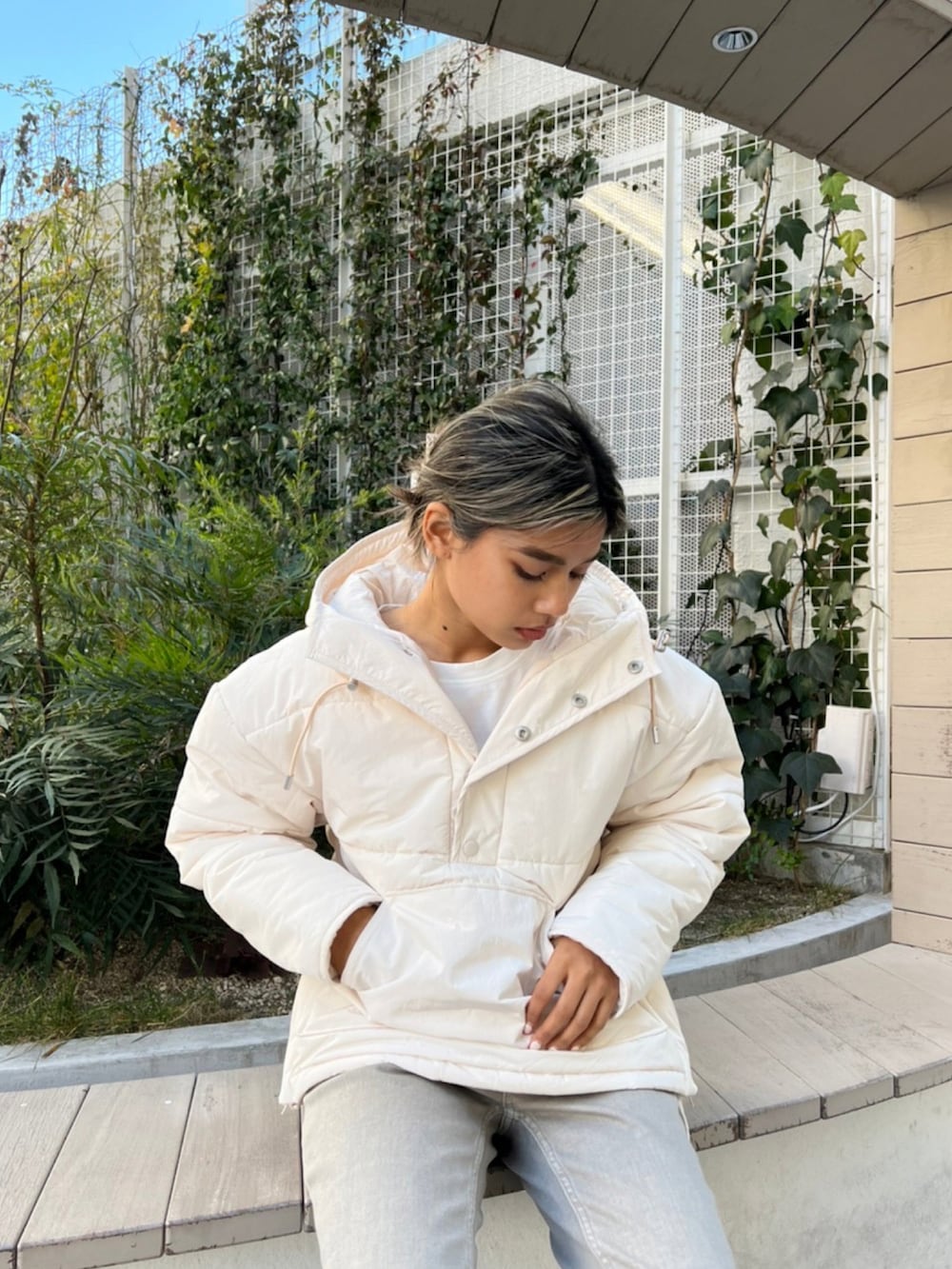 グレー系のその他パンツ、ベージュ系のブーツ、ホワイト系のその他アウターを着用したレディースの冬コーディネートの2枚目の写真