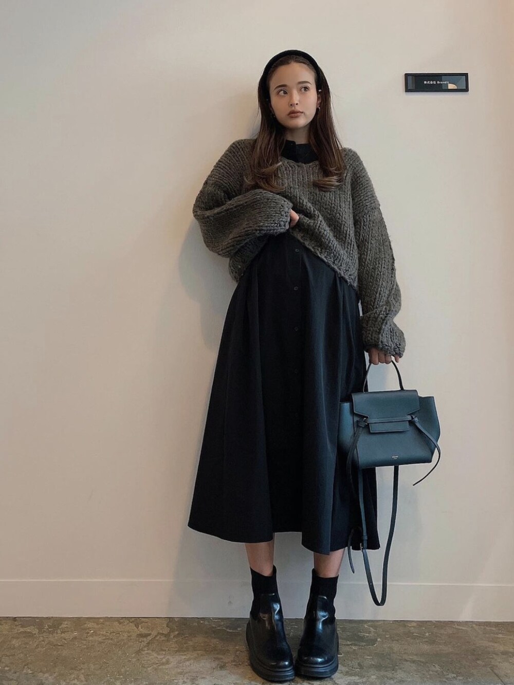 グレー系のニット/セーターを着用したレディースの冬コーディネートの2枚目の写真