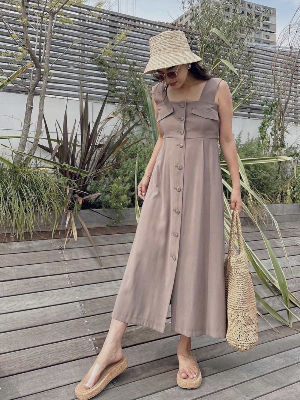 ブラウン系のワンピースを着用したレディースの夏コーディネートの2枚目の写真