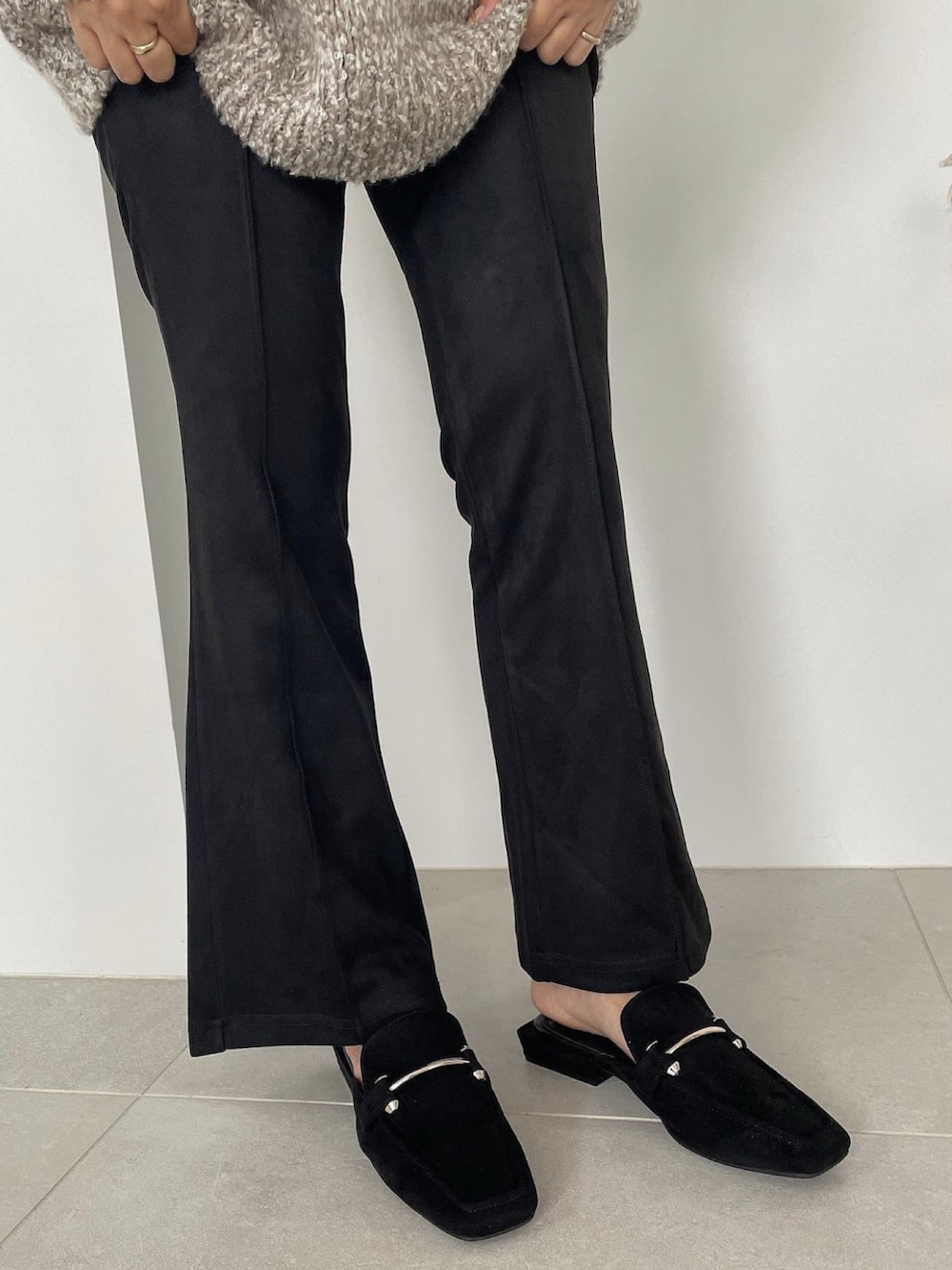 ホワイト系のニット/セーター、ブラック系のその他パンツ、ブラック系のローファーを着用したレディースの冬コーディネートの2枚目の写真