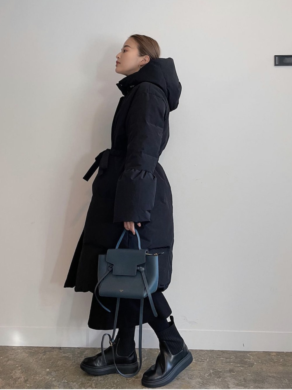 ブラック系のダウンジャケット/コートを着用したレディースの冬コーディネートの2枚目の写真