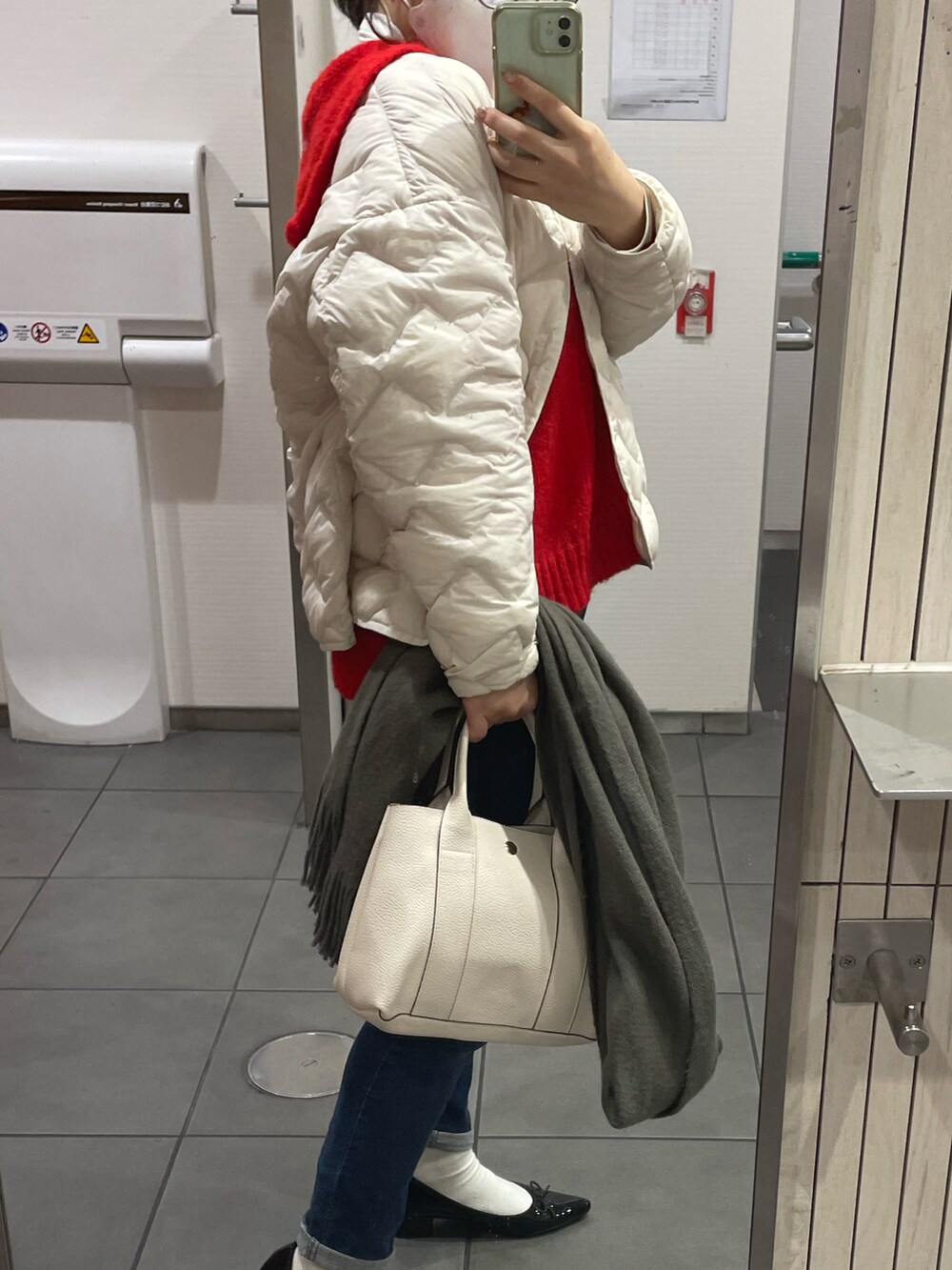 ホワイト系のジャケット/アウター、その他のパンツ、ホワイト系のトートバッグを着用したレディースの冬コーディネートの2枚目の写真