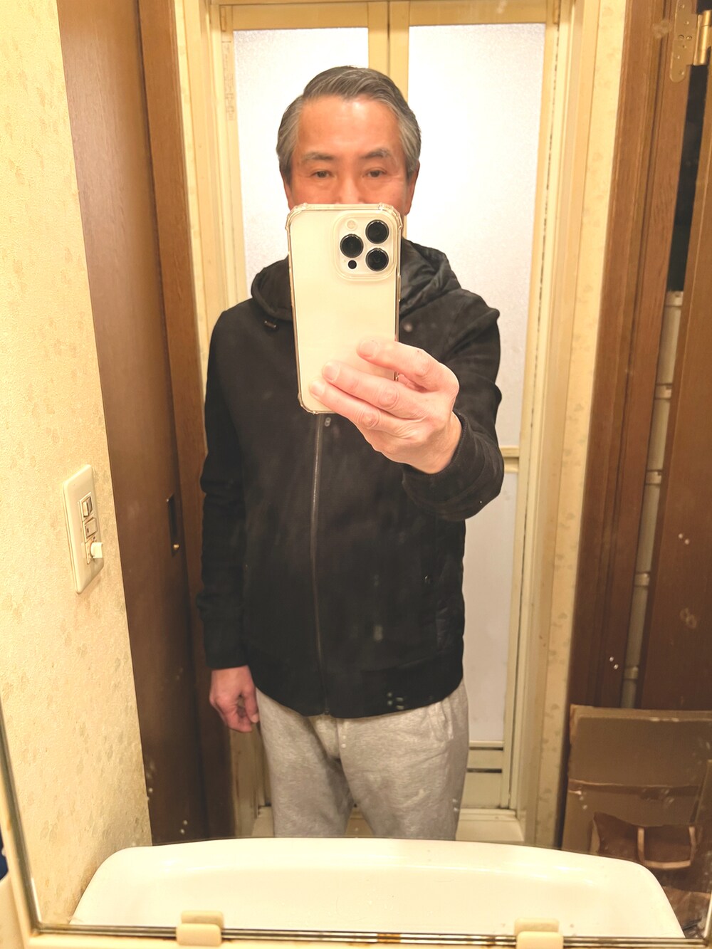 ブラック系のダウンジャケット/コートを着用したメンズの冬コーディネートの2枚目の写真
