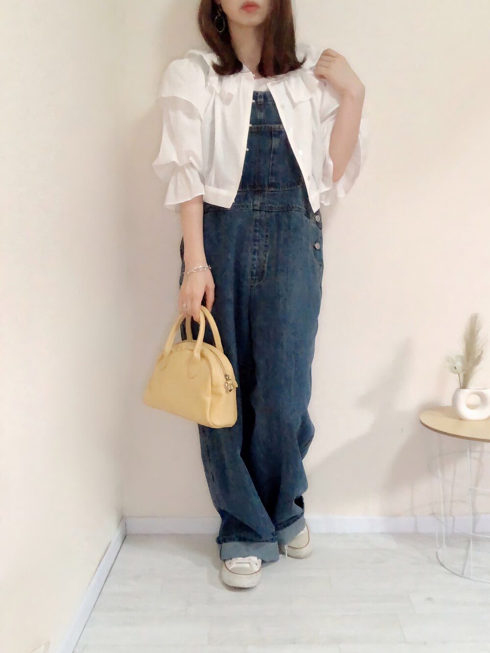 ホワイト系のシャツ/ブラウス、ブルー系のサロペット/オーバーオール、イエロー系のショルダーバッグを着用したレディースの夏コーディネートの2枚目の写真