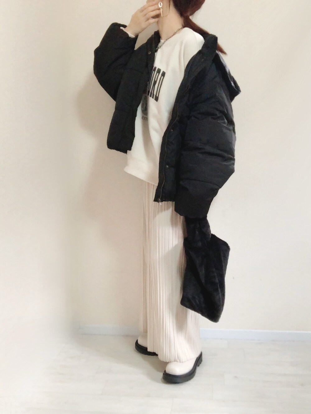 ブラック系のダウンジャケット/コート、ホワイト系のスウェット、ホワイト系のその他パンツを着用したレディースの冬コーディネートの3枚目の写真