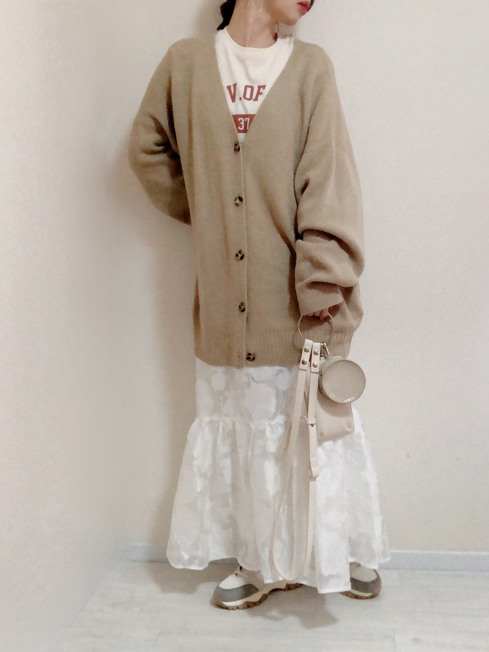 「ANGIE VINTAGE、Angie、ニットカーディガン、ニット、カーディガン、ロゴT、ロンT、ティアードスカート、ダッドスニーカー、きれいめカジュアル、ワントーンコーデ、淡色コーデ、スニーカー、オトナ女子」｜「ANGIEのオーバーサイズVネックニットカーディガン（カーディガン/ボレロ、ベージュ系）」を使った、no＊さん（レディース・160cm）の冬コーディネートの2枚目の写真