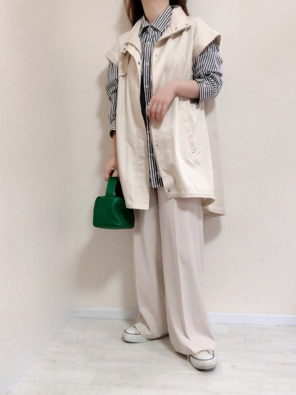 ホワイト系のミリタリージャケット、ホワイト系のその他パンツ、ホワイト系のスニーカーを着用したレディースの春コーディネートの2枚目の写真