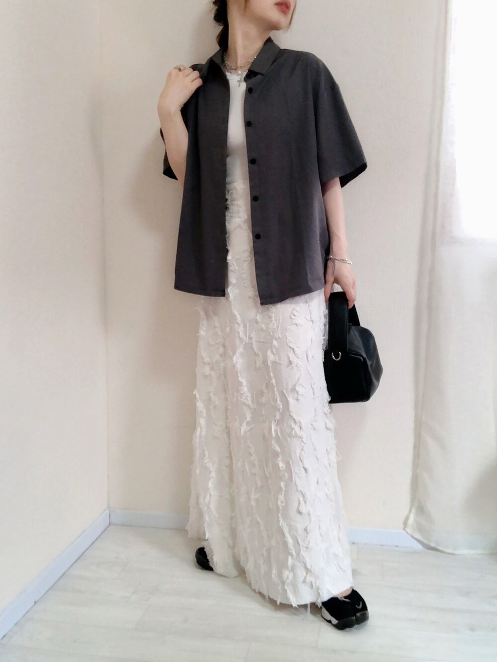 グレー系のシャツ/ブラウス、ホワイト系のタンクトップ、ホワイト系のスカートを着用したレディースの夏コーディネートの2枚目の写真