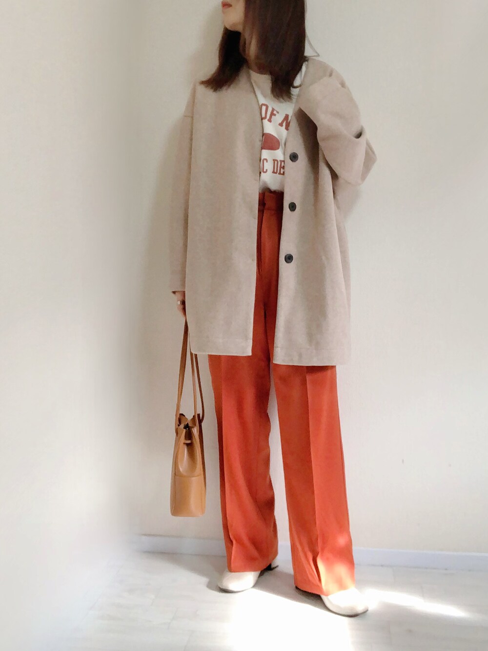 「ANGIE VINTAGE、Angie、コクーンシルエット、ノーカラーコート、コクーンコート、ロゴT、スラックス、カラーパンツ、オレンジ、オトナカジュアル、秋冬コーデ、パンツコーデ、カジュアルコーデ、ビックシルエット、冬アウター」｜「ANGIEの【2022年新色追加】ノーカラーミドルコクーンコート（ノーカラーコート、ピンク系）」を使った、no＊さん（レディース・160cm）の秋コーディネートの2枚目の写真