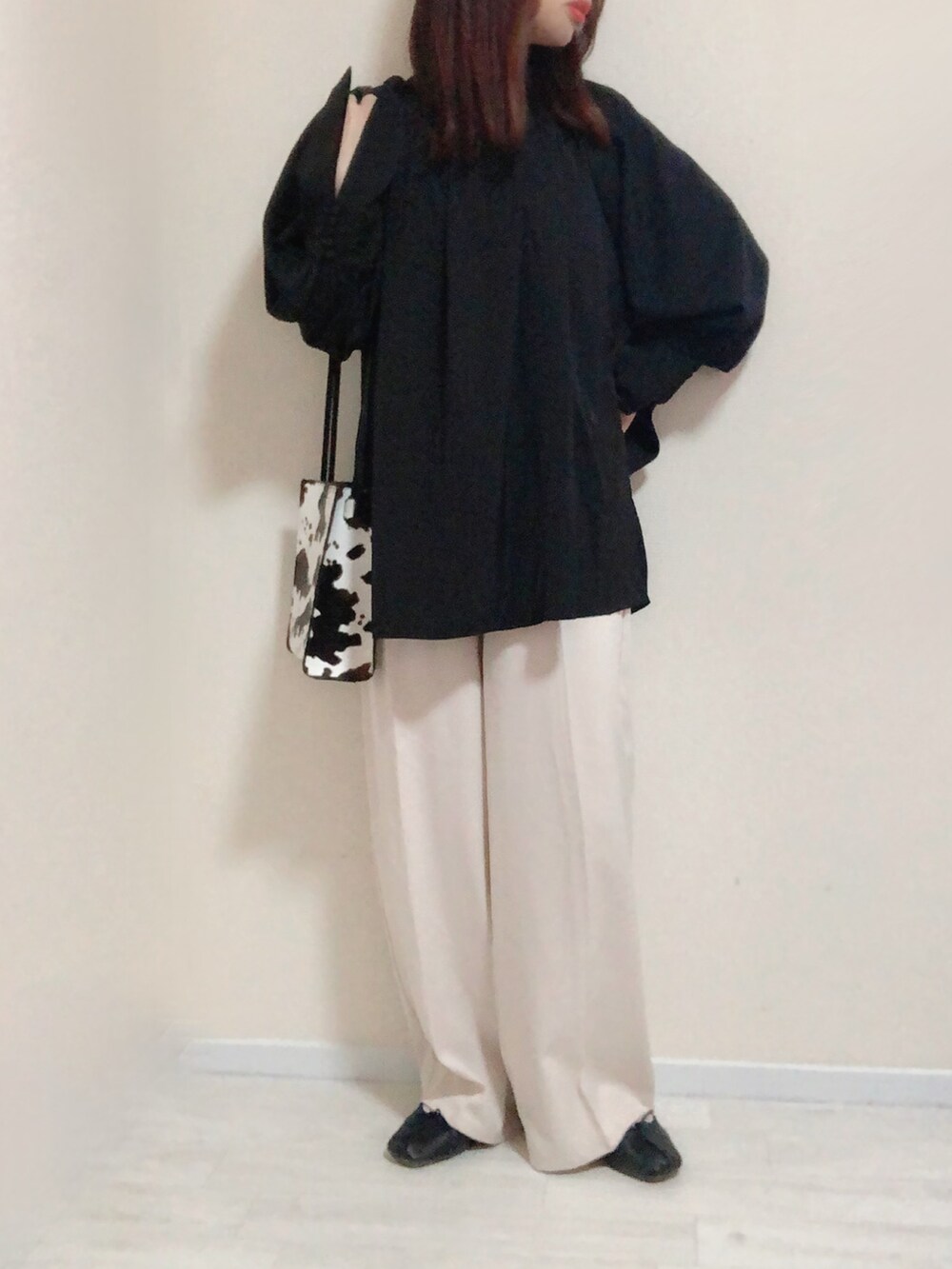 ブラック系のシャツ/ブラウス、ホワイト系のその他パンツ、その他のショルダーバッグを着用したレディースの冬コーディネートの2枚目の写真