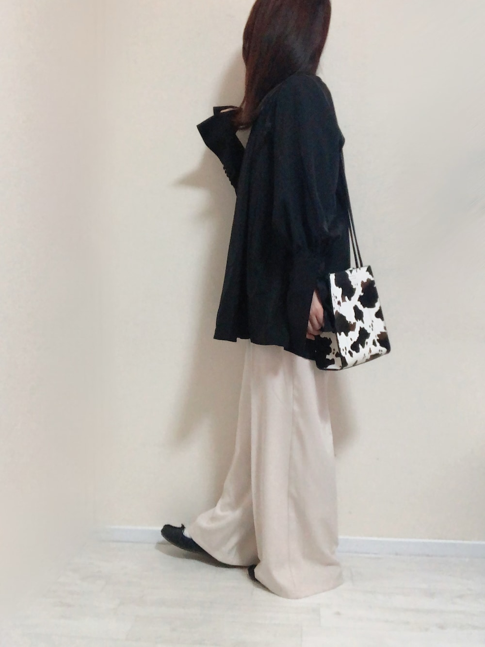 ブラック系のシャツ/ブラウス、ホワイト系のその他パンツ、その他のショルダーバッグを着用したレディースの冬コーディネートの3枚目の写真