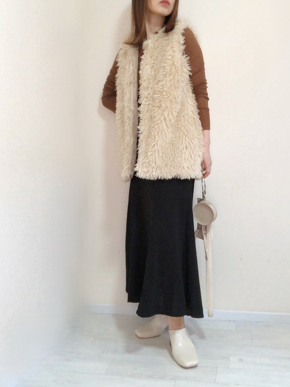 「ANGIE VINTAGE、ファー、ファーベスト、マーメイドスカート、apretro、初秋コーデ、秋服、シンプルコーデ、大人女子、きれいめカジュアル、ブーツ」｜「ANGIEのプードルフェイクファーベスト（ベスト、ホワイト系）」を使った、no＊さん（レディース・160cm）の秋コーディネートの2枚目の写真