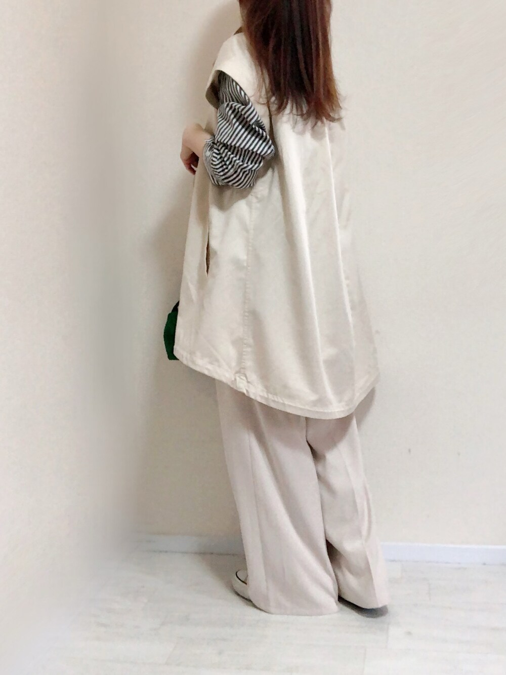 ホワイト系のミリタリージャケット、ホワイト系のその他パンツ、ホワイト系のスニーカーを着用したレディースの春コーディネートの3枚目の写真