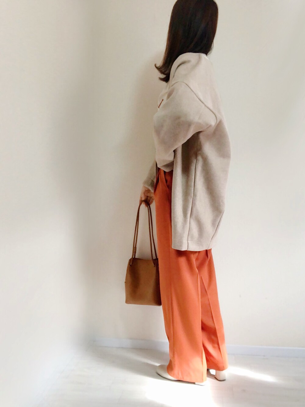 「ANGIE VINTAGE、Angie、コクーンシルエット、ノーカラーコート、コクーンコート、ロゴT、スラックス、カラーパンツ、オレンジ、オトナカジュアル、秋冬コーデ、パンツコーデ、カジュアルコーデ、ビックシルエット、冬アウター」｜「ANGIEの【2022年新色追加】ノーカラーミドルコクーンコート（ノーカラーコート、ピンク系）」を使った、no＊さん（レディース・160cm）の秋コーディネートの3枚目の写真