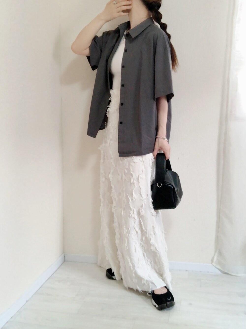 グレー系のシャツ/ブラウス、ホワイト系のタンクトップ、ホワイト系のスカートを着用したレディースの夏コーディネートの3枚目の写真