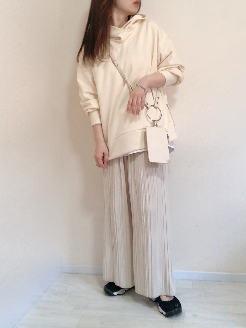 ホワイト系のパーカー、ホワイト系のその他パンツ、ホワイト系のショルダーバッグを着用したレディースの春コーディネートの2枚目の写真