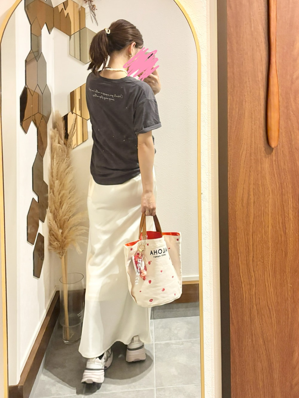 ホワイト系のスカート、ホワイト系のスニーカー、グレー系のTシャツ/カットソーを着用したレディースの秋コーディネートの2枚目の写真