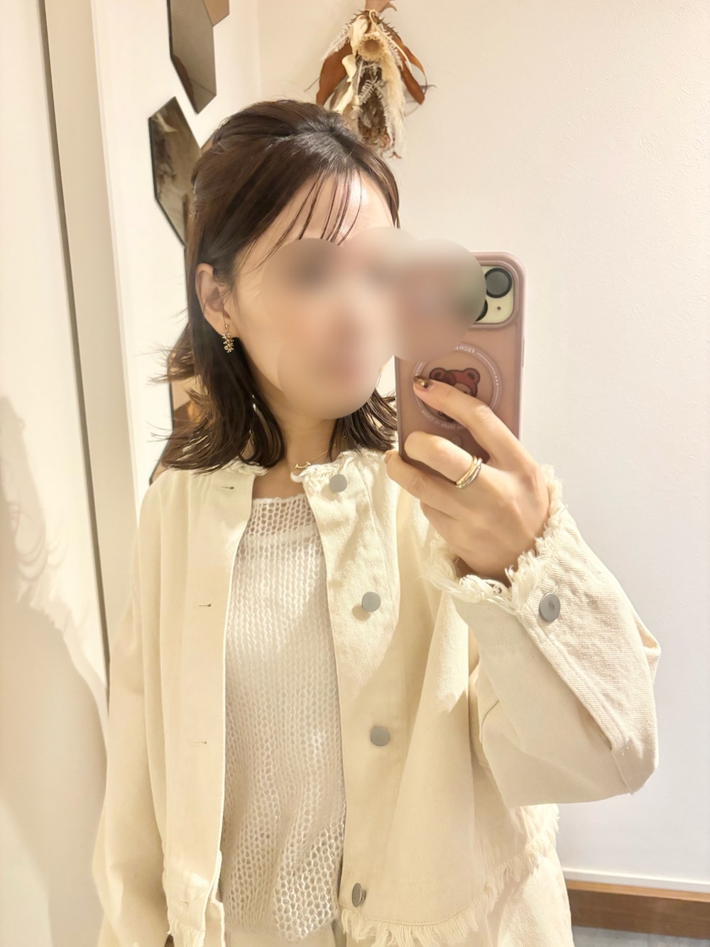 ホワイト系のスカート、グレー系のニット/セーター、ホワイト系のスニーカーを着用したレディースの秋コーディネートの3枚目の写真