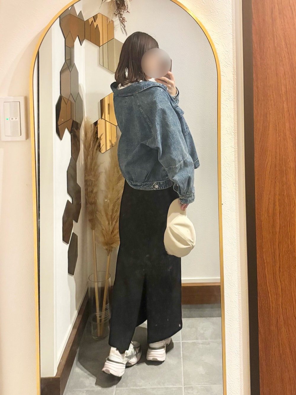 ホワイト系のTシャツ/カットソー、ブルー系のデニムジャケット、ブラック系のスカートを着用したレディースの冬コーディネートの2枚目の写真