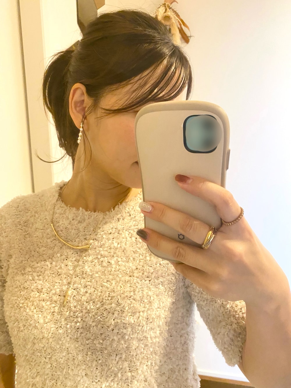 ベージュ系のニット/セーター、ホワイト系のカーゴパンツ、ゴールド系のパンプスを着用したレディースの秋コーディネートの3枚目の写真