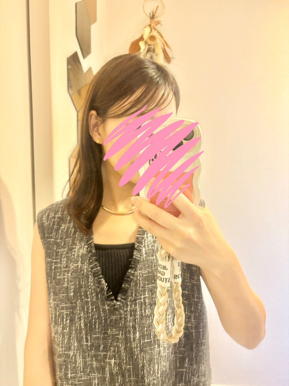 グレー系のベスト、ブラック系のワンピース、ベージュ系のショルダーバッグを着用したレディースの夏コーディネートの4枚目の写真