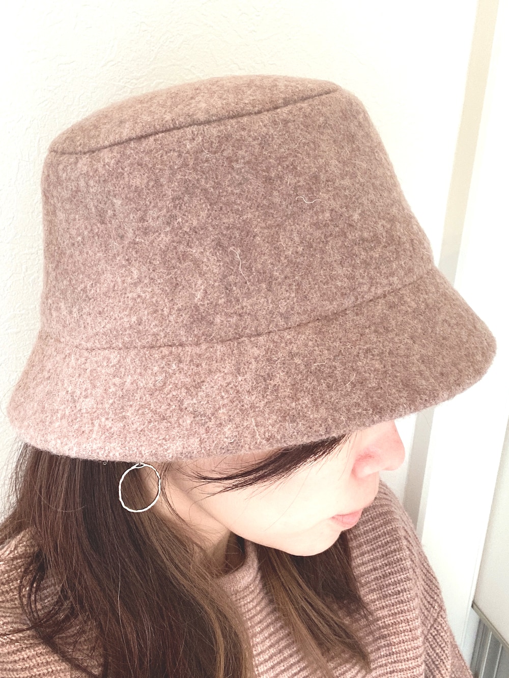 ブラウン系のイヤリングを着用したレディースの冬コーディネートの4枚目の写真