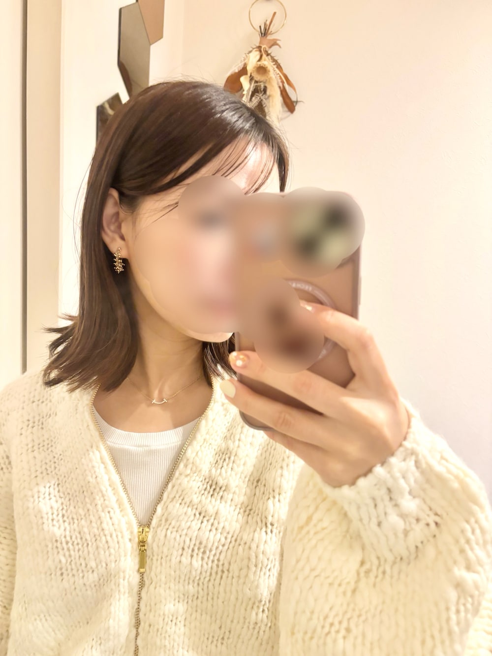 ホワイト系のニット/セーター、ベージュ系のスニーカー、ゴールド系のカーゴパンツを着用したレディースの秋コーディネートの3枚目の写真