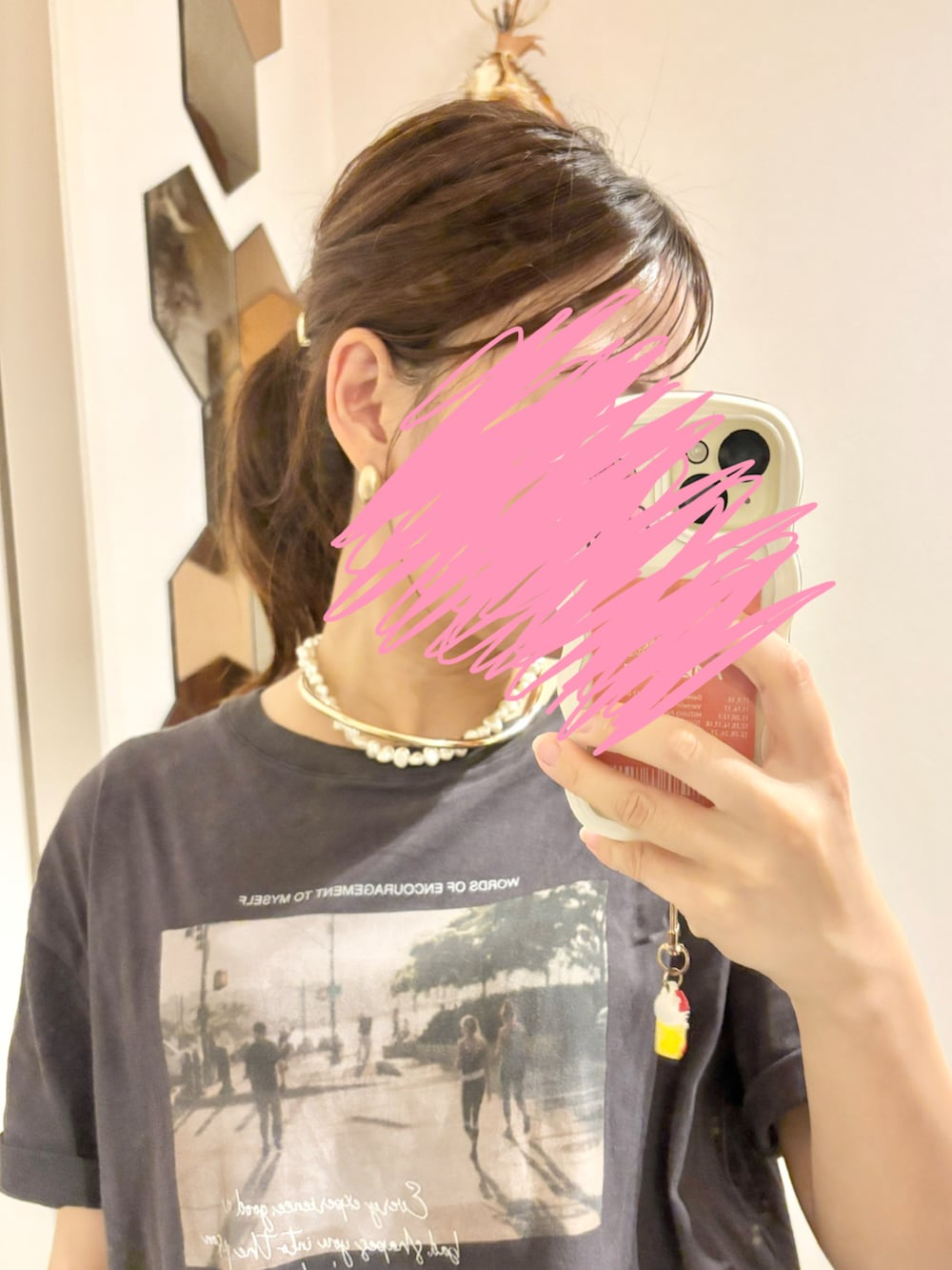 ホワイト系のスカート、ホワイト系のスニーカー、グレー系のTシャツ/カットソーを着用したレディースの秋コーディネートの3枚目の写真