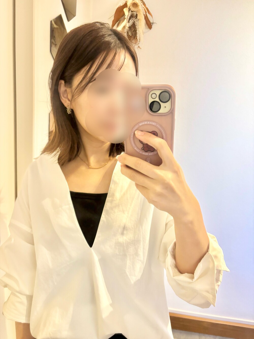 ホワイト系のシャツ/ブラウス、ブラック系のスカート、ベージュ系のショルダーバッグを着用したレディースの秋コーディネートの3枚目の写真