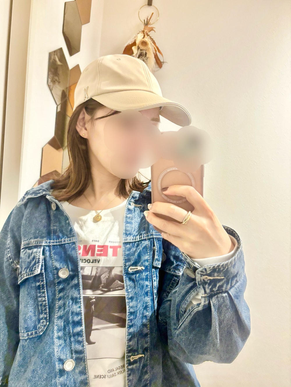 ホワイト系のTシャツ/カットソー、ブルー系のデニムジャケット、ブラック系のスカートを着用したレディースの冬コーディネートの3枚目の写真