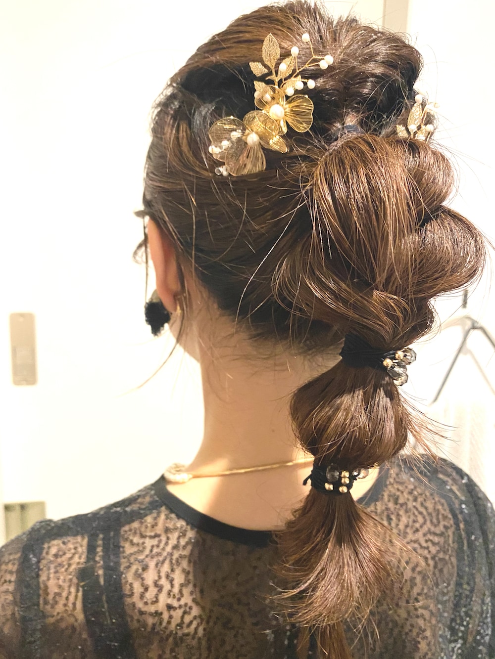 ブラック系のショルダーバッグ、ブラック系のパンプス、ブラック系のドレスを着用したレディースの春コーディネートの2枚目の写真