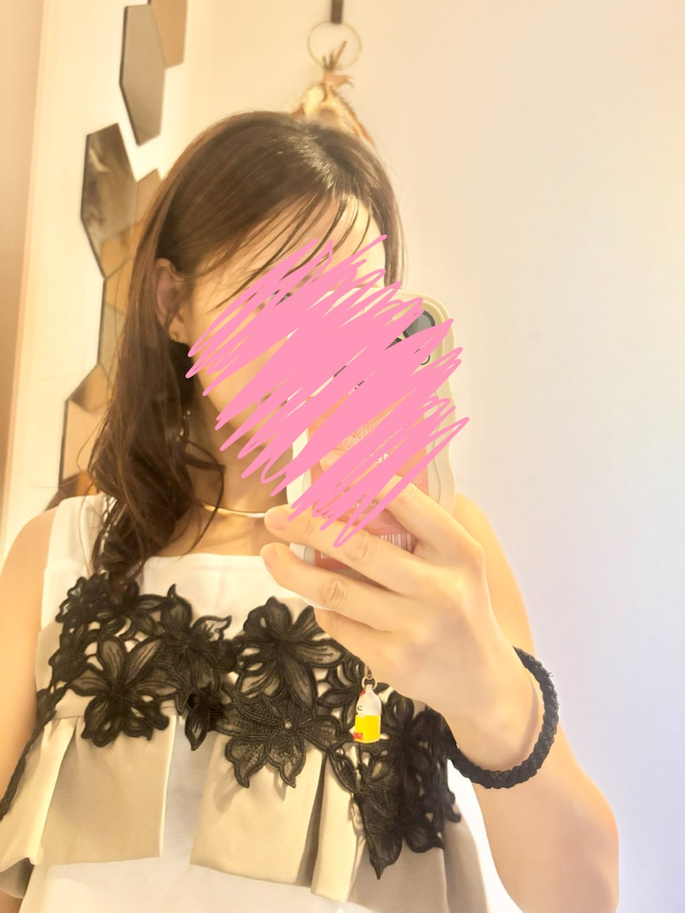 ブルー系のデニムパンツ、ベージュ系のドレス、ホワイト系のトートバッグを着用したレディースの夏コーディネートの3枚目の写真