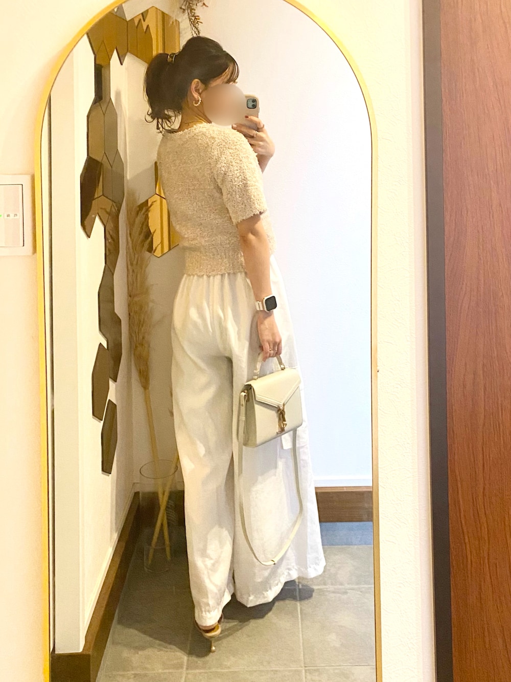 ベージュ系のニット/セーター、ホワイト系のカーゴパンツ、ゴールド系のパンプスを着用したレディースの秋コーディネートの2枚目の写真