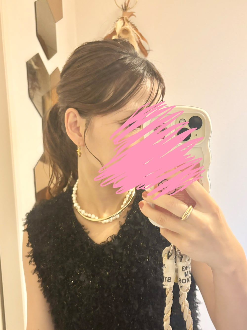 ブラック系のベスト、ゴールド系のカーゴパンツ、ゴールド系のパンプスを着用したレディースの秋コーディネートの3枚目の写真