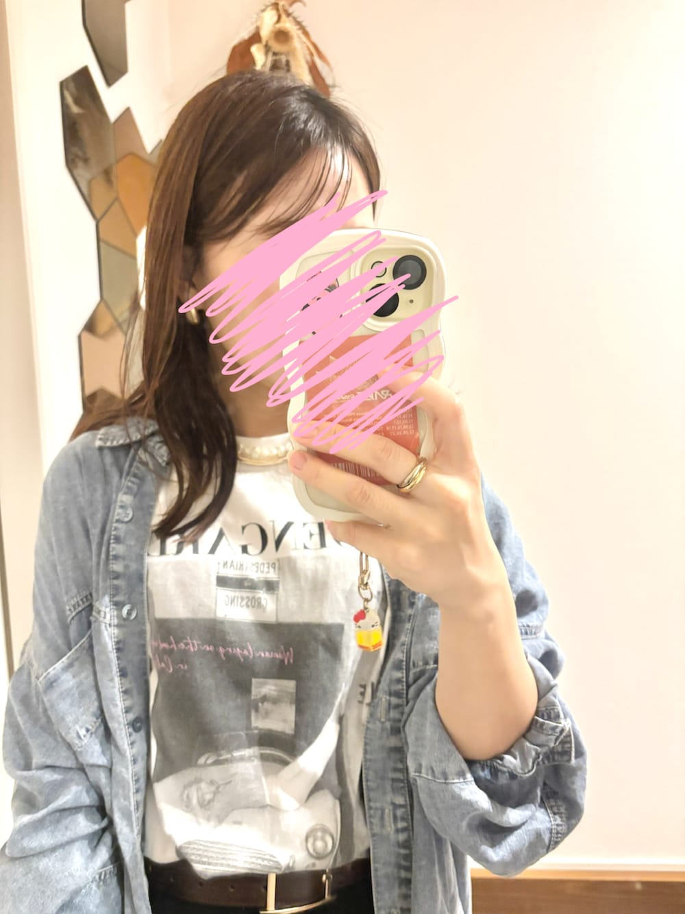 ブルー系のシャツ/ブラウス、ホワイト系のTシャツ/カットソー、ブラック系のスカートを着用したレディースの秋コーディネートの3枚目の写真