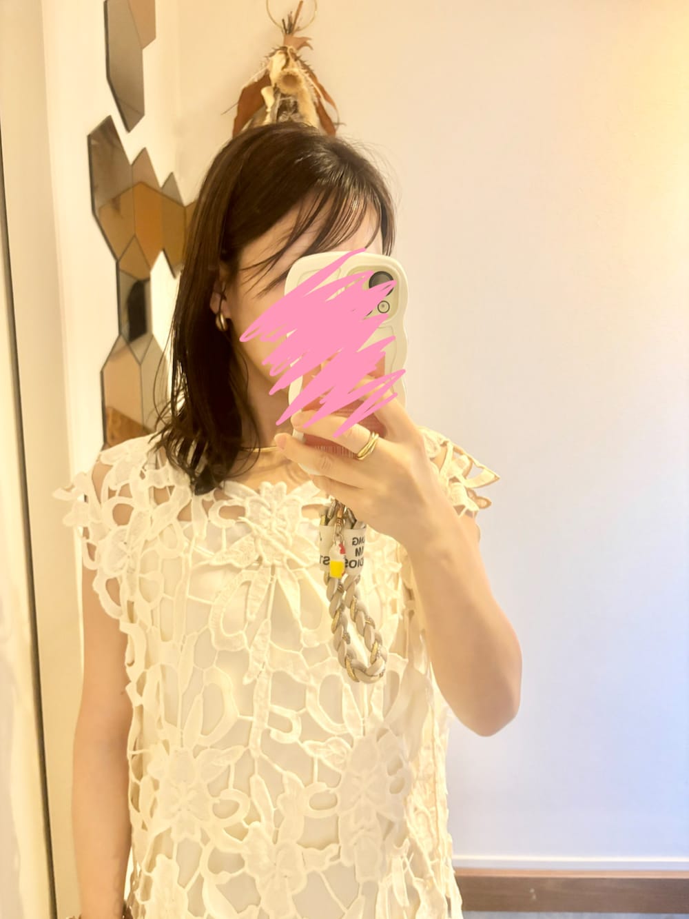 ホワイト系のワンピース/ドレス、シルバー系のサンダル、ブラウン系のかごバッグを着用したレディースの夏コーディネートの3枚目の写真
