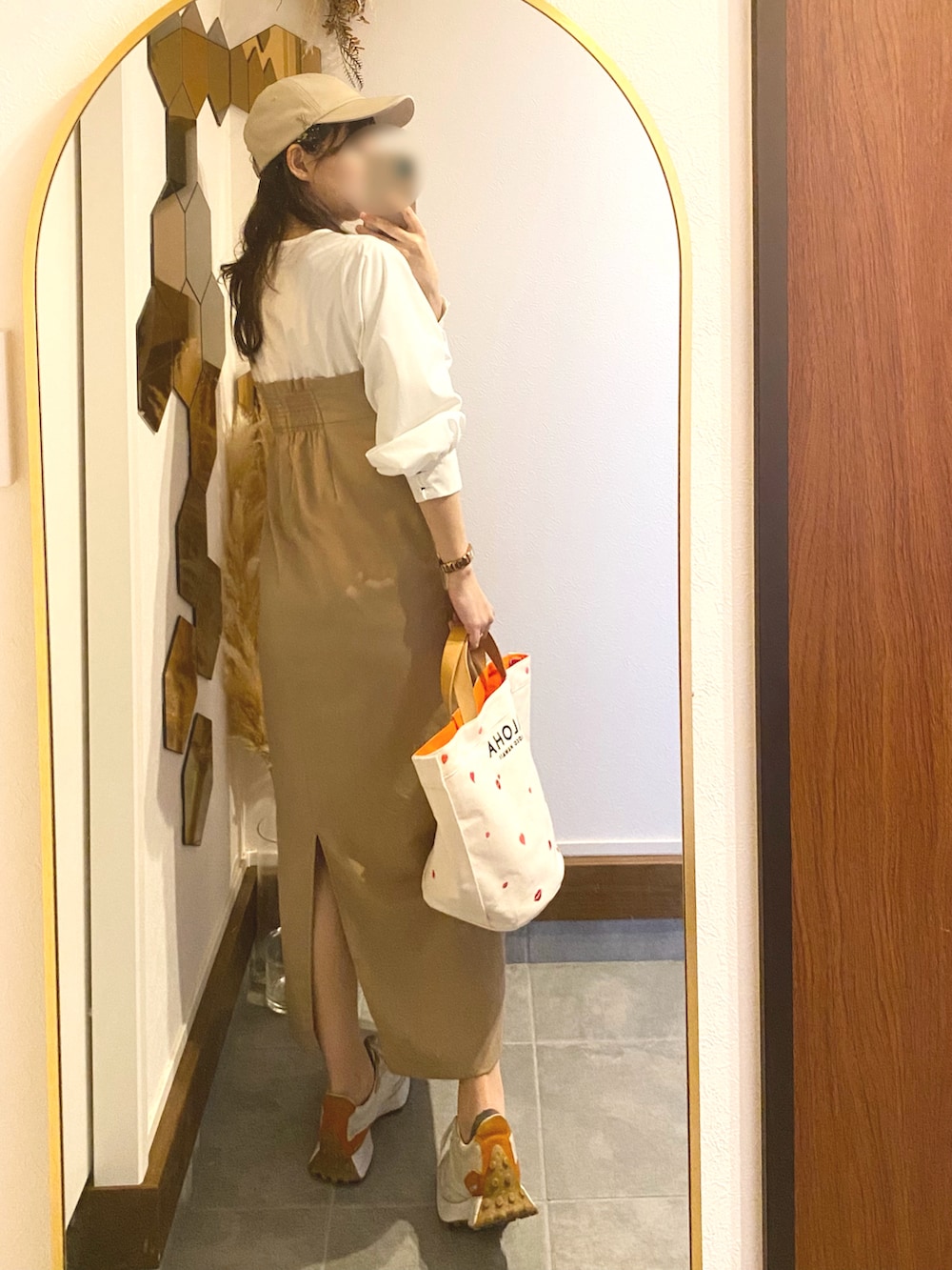 ホワイト系のトートバッグ、ベージュ系のワンピース/ドレス、ベージュ系のスニーカーを着用したレディースの春コーディネートの2枚目の写真