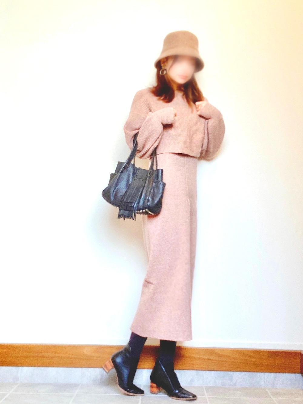 ブラウン系のイヤリングを着用したレディースの冬コーディネートの2枚目の写真