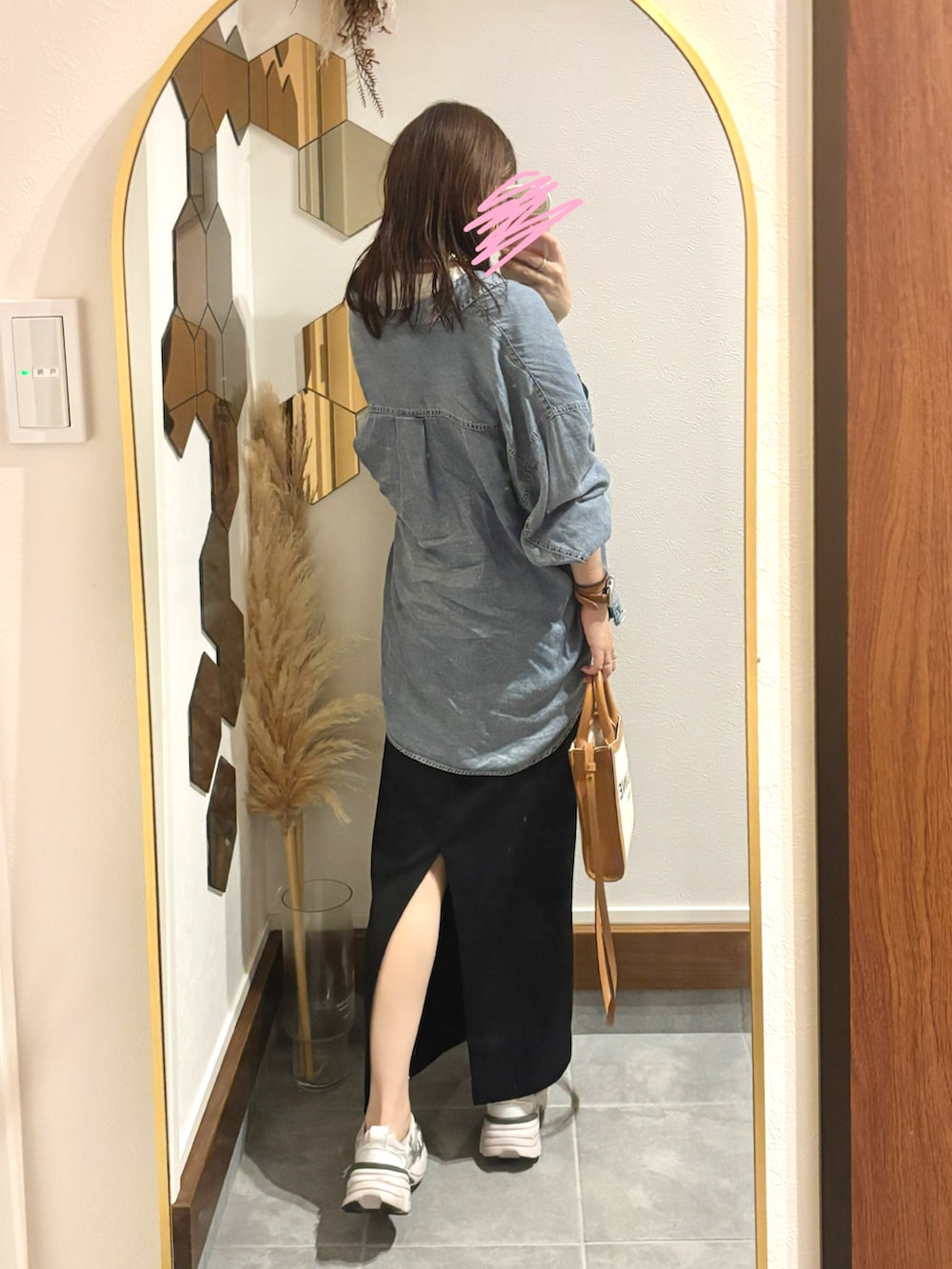 ブルー系のシャツ/ブラウス、ホワイト系のTシャツ/カットソー、ブラック系のスカートを着用したレディースの秋コーディネートの2枚目の写真