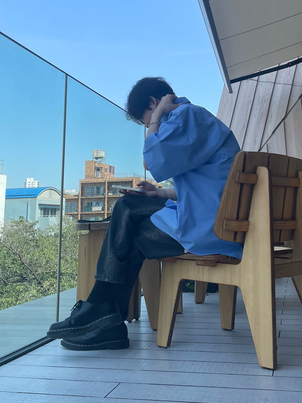 「シャツスタイル、カジュアル、革靴、休日スタイル、デニム、Dr.Martens、青シャツ、オーバーサイズ」｜「Dr. Martensの【Dr.Martens】ドクターマーチン 1461 WHITE-STITCH 3ホールブーツ 24757001（ドレスシューズ、ブラック系）」を使った、Ryuさん（メンズ・173cm）の夏コーディネートの2枚目の写真