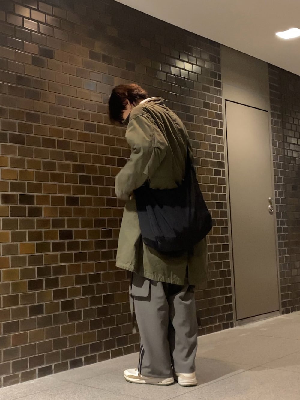 グリーン系のモッズコート、ホワイト系のTシャツ/カットソー、ホワイト系のシャツ/ブラウスを着用したメンズの春コーディネートの2枚目の写真