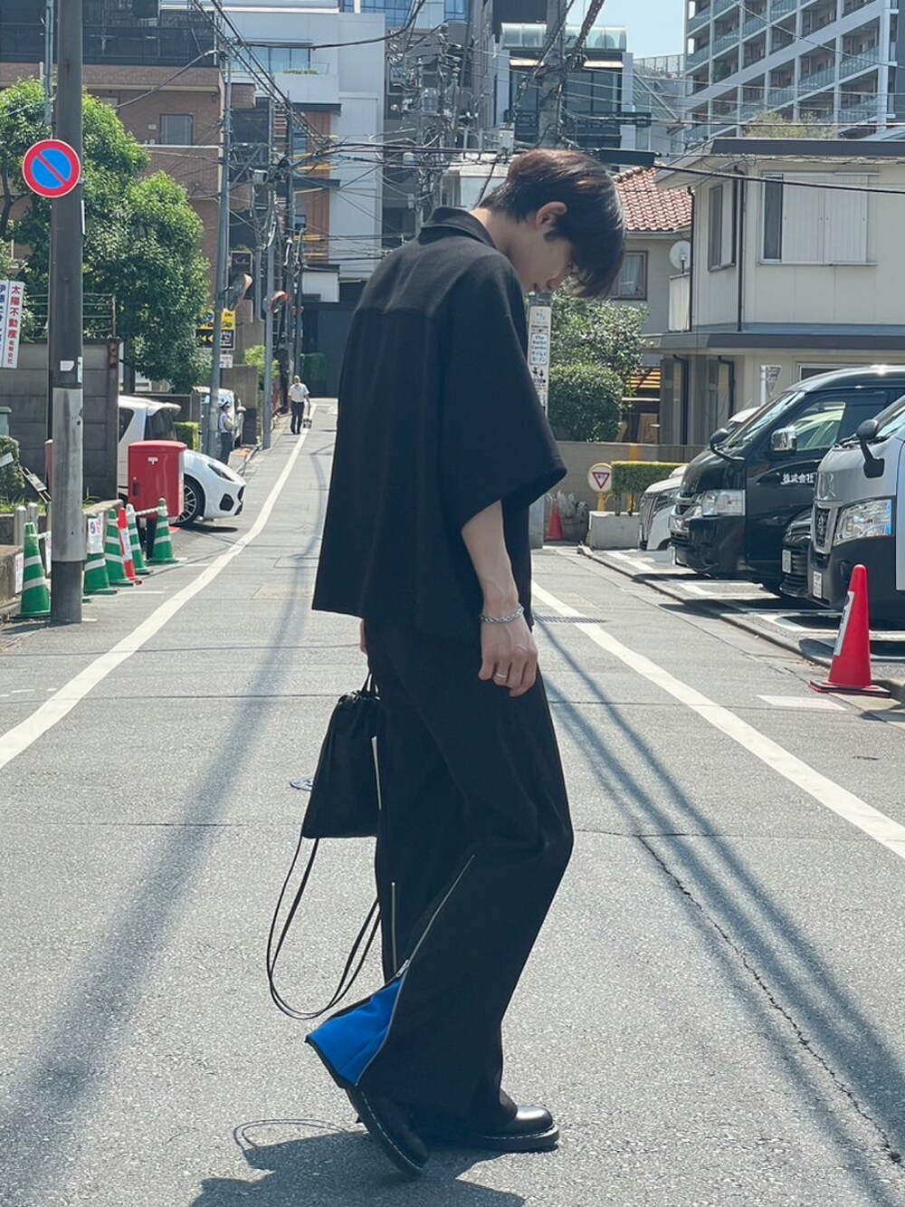 ブラック系のシャツ/ブラウス、ブラック系のショルダーバッグ、ブラック系のスラックスを着用したメンズの夏コーディネートの5枚目の写真