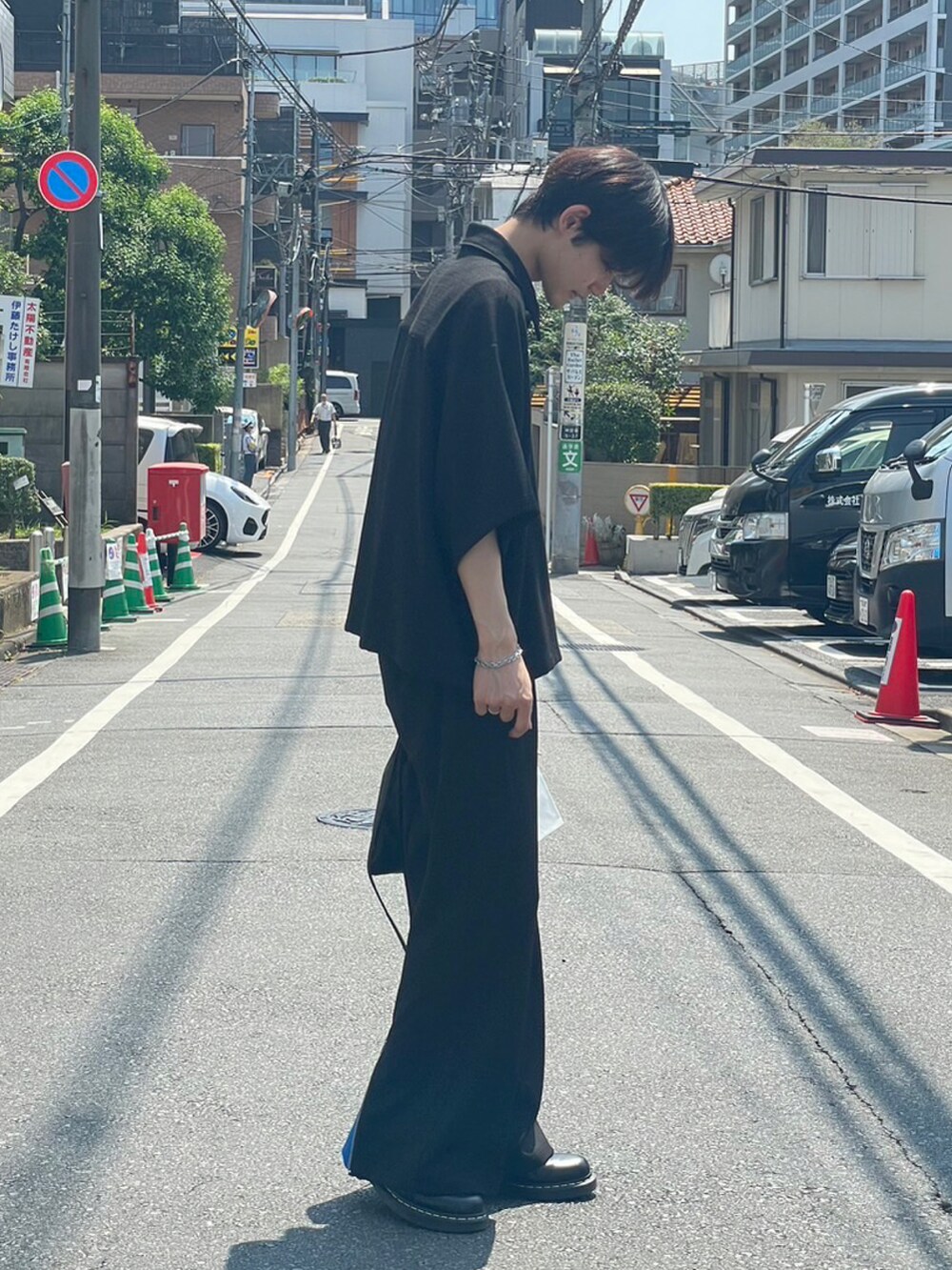 ブラック系のシャツ/ブラウス、ブラック系のショルダーバッグ、ブラック系のスラックスを着用したメンズの夏コーディネートの4枚目の写真