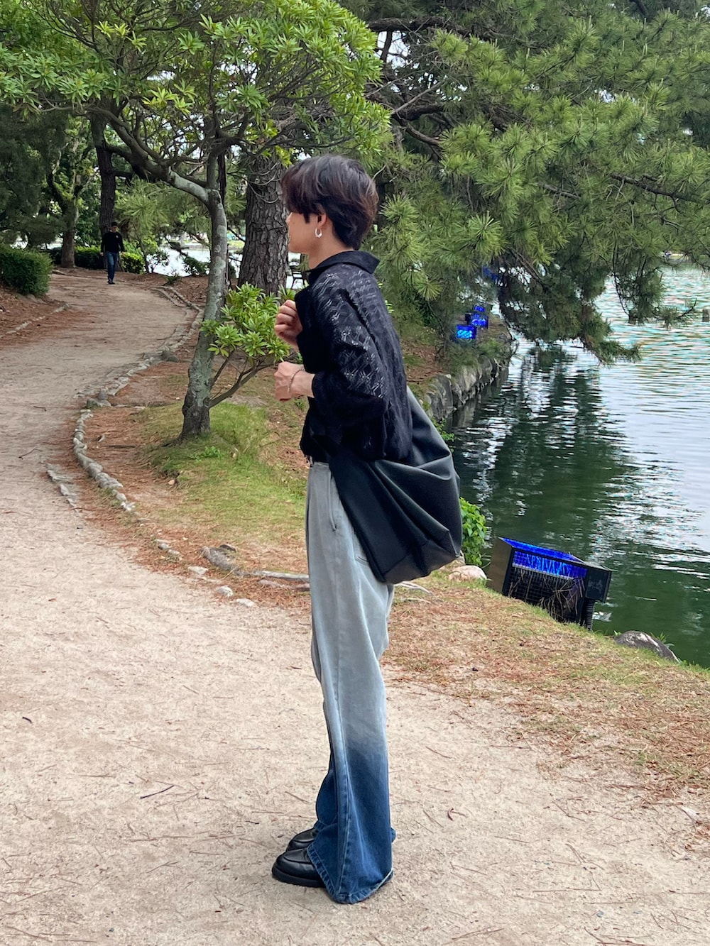 ブルー系のデニムパンツ、ブルー系のTシャツ/カットソー、ブラック系のシャツ/ブラウスを着用したメンズの春コーディネートの4枚目の写真