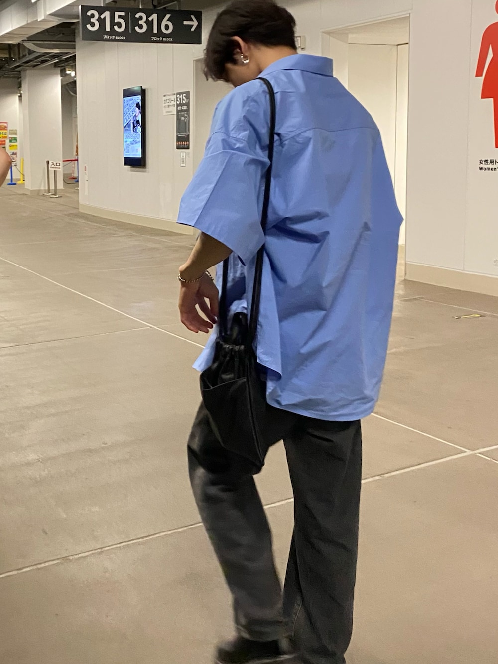 ブラック系のショルダーバッグ、ブルー系のシャツ/ブラウス、ブラック系のデニムパンツを着用したメンズの夏コーディネートの2枚目の写真