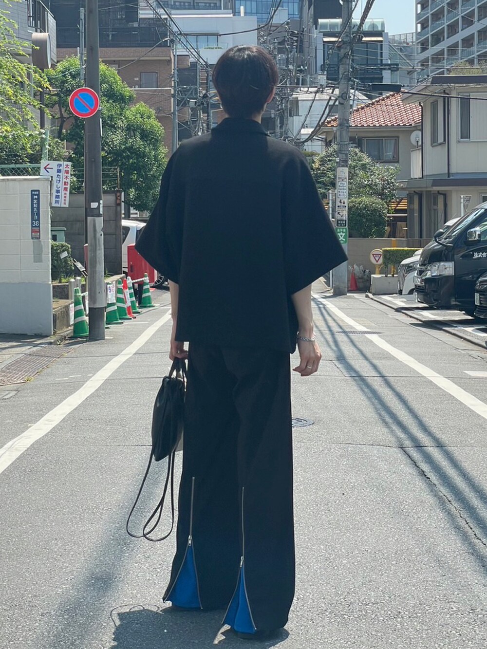 ブラック系のシャツ/ブラウス、ブラック系のショルダーバッグ、ブラック系のスラックスを着用したメンズの夏コーディネートの3枚目の写真