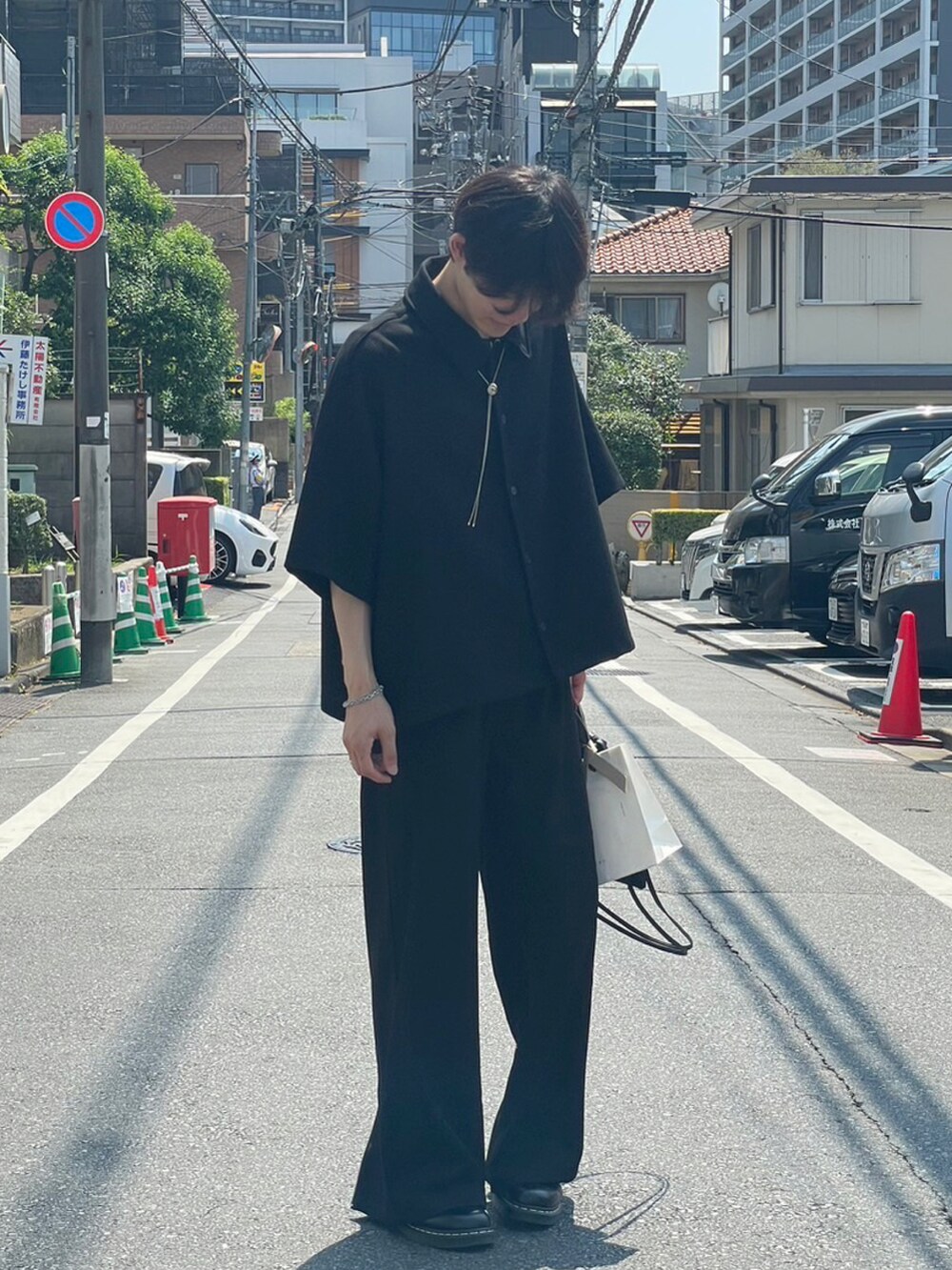 ブラック系のシャツ/ブラウス、ブラック系のショルダーバッグ、ブラック系のスラックスを着用したメンズの夏コーディネートの2枚目の写真