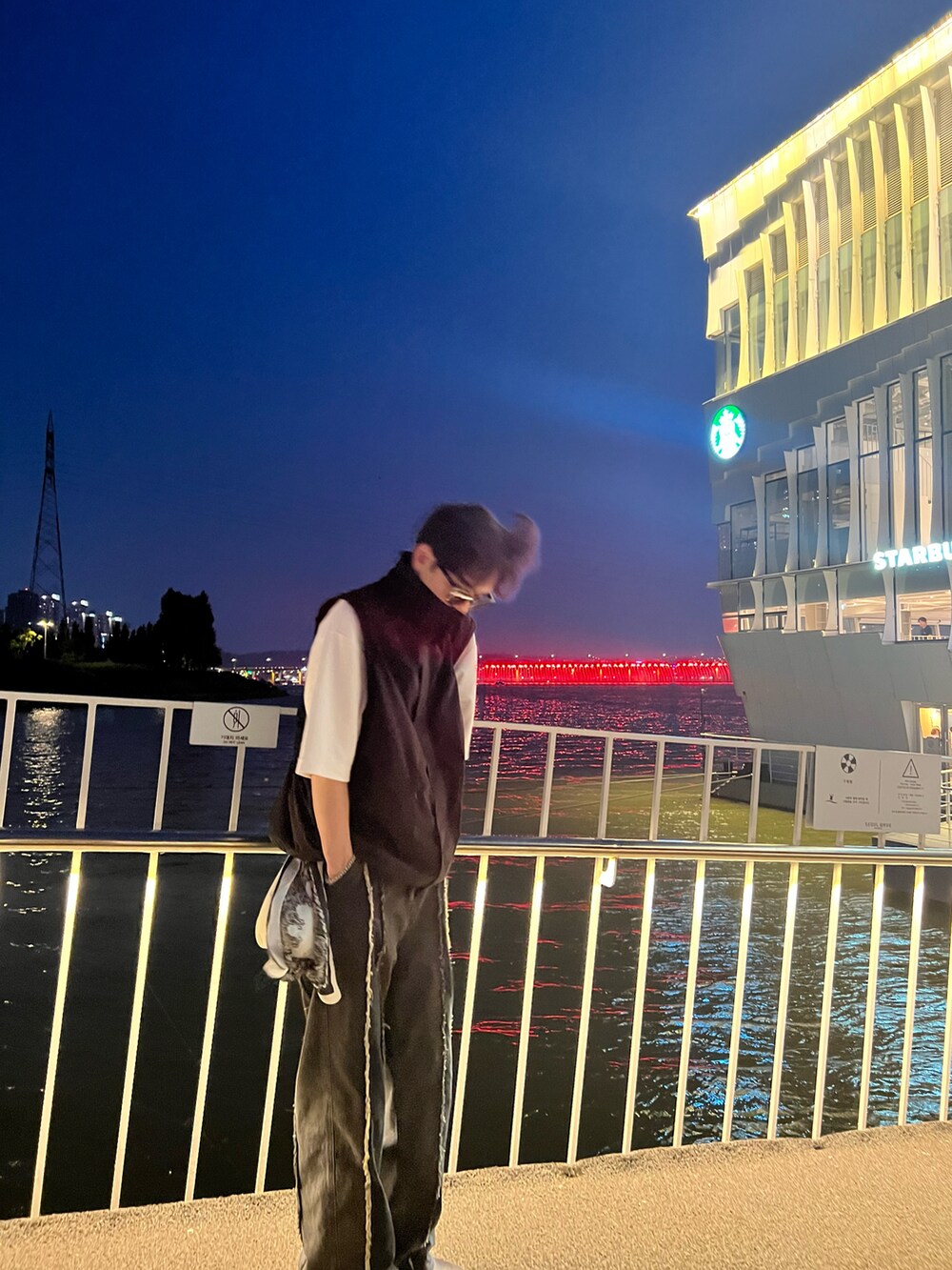 ホワイト系のTシャツ/カットソー、ブラック系のブルゾン、ブラック系のショルダーバッグを着用したメンズの夏コーディネートの5枚目の写真