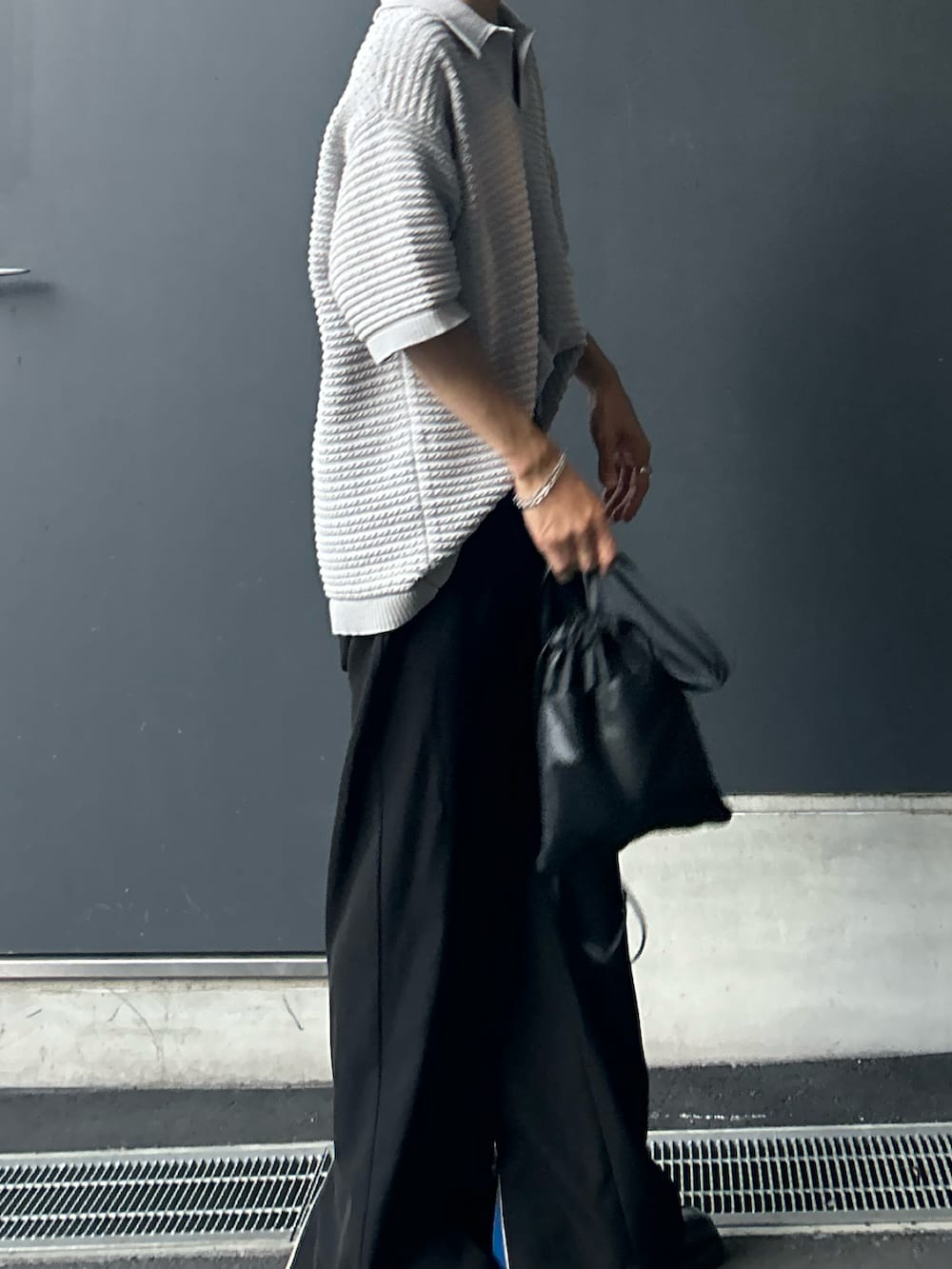 「シンプル、今日のコーデ、休日スタイル、おしゃれさんと繋がりたい、スキッパーニット、スラックス、モノトーン、ローファー」｜「WYM LIDNMのTUCK SKIPPER KNIT POLO（ポロシャツ、グレー系）」を使った、Ryuさん（メンズ・173cm）の秋コーディネートの3枚目の写真