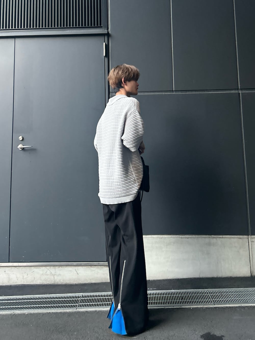 「シンプル、今日のコーデ、休日スタイル、おしゃれさんと繋がりたい、スキッパーニット、スラックス、モノトーン、ローファー」｜「WYM LIDNMのTUCK SKIPPER KNIT POLO（ポロシャツ、グレー系）」を使った、Ryuさん（メンズ・173cm）の秋コーディネートの2枚目の写真